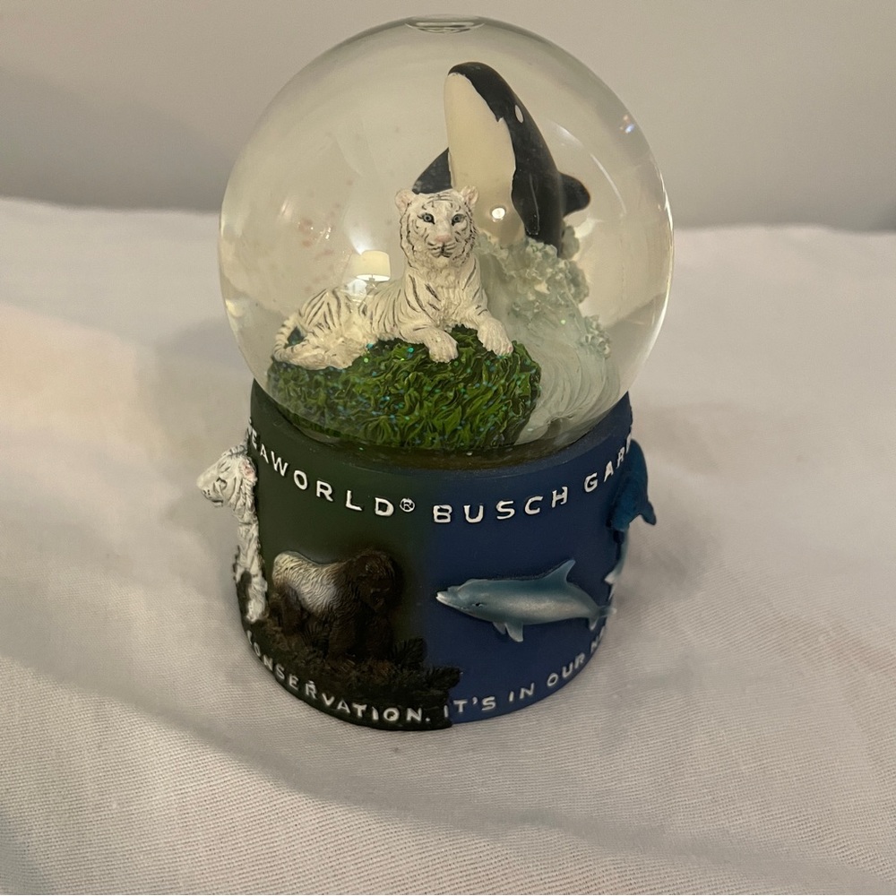 NEW Sea World / Busch Gardens “Conservation. It’s In Our Nature” Snow Globe